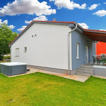 Mit Privatpool Fuer 6 Personen Ca 85 Qm In Pula, Istrien Istrische Riviera *