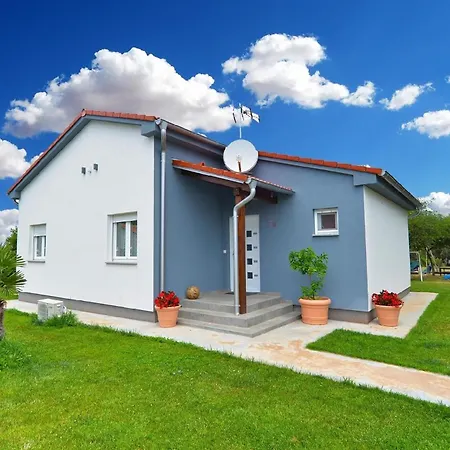 Mit Privatpool Fuer 6 Personen Ca 85 Qm In Pula, Istrien Istrische Riviera *
